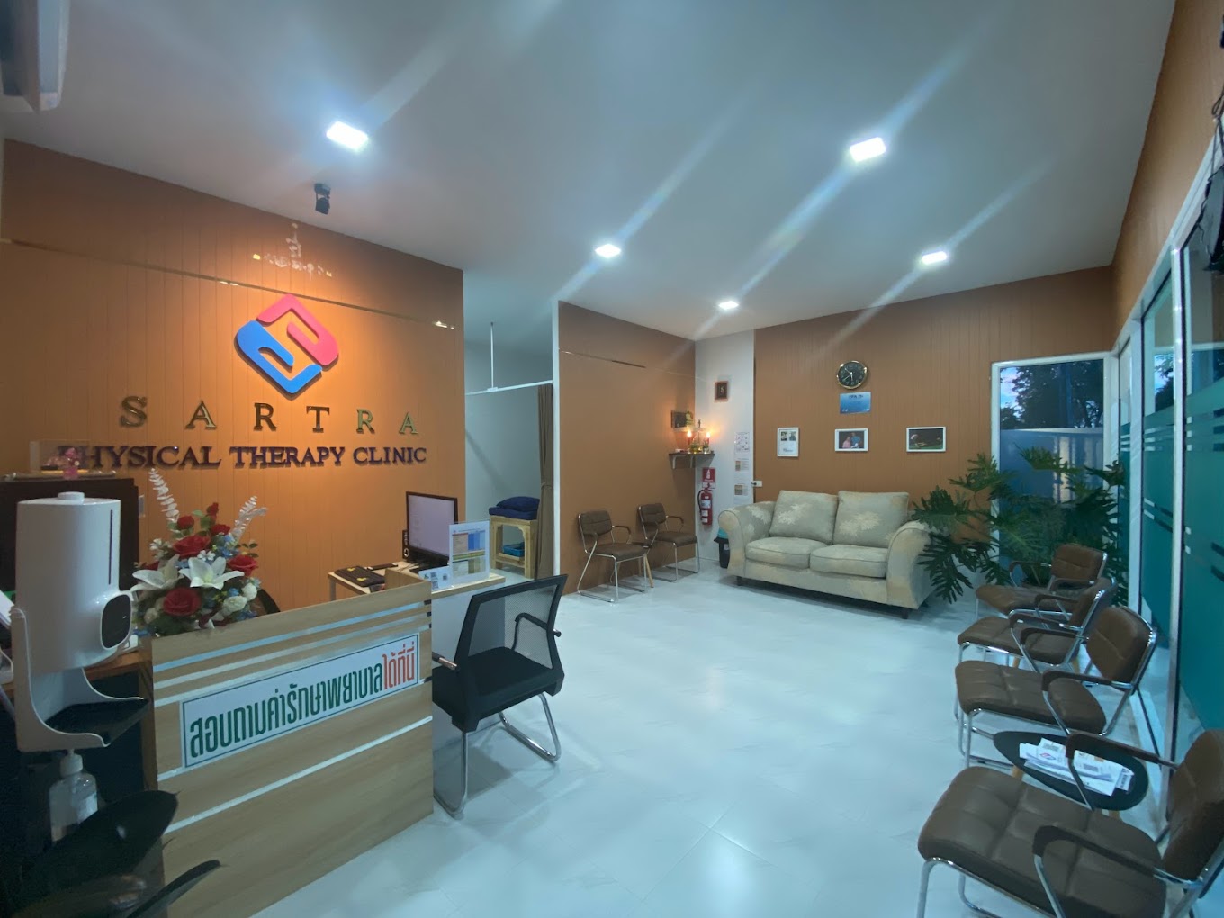 ด้านในคลินิก บริเวณทางเข้าด้านหน้า